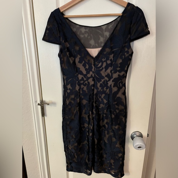 Gorgeous Calvin Klein lace dress! Size 2 - excellent condition! - Picture 3 of 10